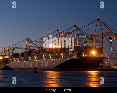 Porte-conteneurs CMA CGM Alaska accosté au terminal à conteneurs de Southampton Hampshire England UK Banque D'Images