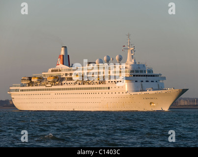 Bateau de croisière quitte Southampton Hampshire Angleterre Boudicca UK Banque D'Images