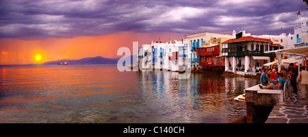 Coucher de soleil sur la Petite Venise (Vénétie) de la neibourhood Kastro District de Chora, à Mykonos, Cyclades, Grèce Banque D'Images