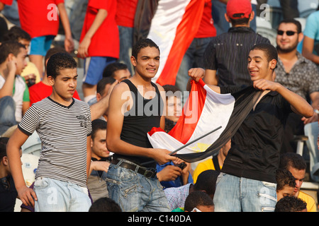 Les jeunes spectateurs tenir un drapeau égyptien dans les stands avant la 2009 U-20 World Cup soccer match de championnat et la troisième place Banque D'Images