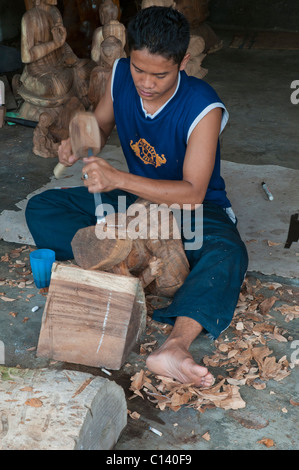 Un sculpteur sur bois au travail dans le village balinais de Peliatan Banque D'Images