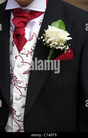 Matin costume porté par un groom dans un mariage avec un corsage ou boutonnière en place et mouchoir de poche Banque D'Images