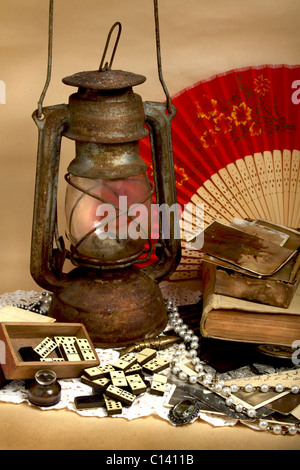 Still Life - lampe à huile, des photos anciennes, bijoux anciens et Domino Banque D'Images