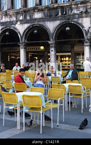 Cafe tables dans la place Saint-Marc, Venise, Italie Banque D'Images