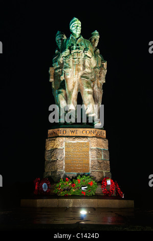 Le Mémorial Commando illuminée la nuit, à Spean Bridge, près de Fort William, Écosse, Royaume-Uni Banque D'Images