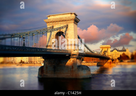 Szecheni Lanchid ( Chain Bridge ). Pont suspendu sur le Danube entre Buda et Pest. Budapest Hongrie Banque D'Images
