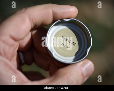 À l'intérieur d'une capsule de bouteille avec message à acheter de l'or maintenant. Banque D'Images