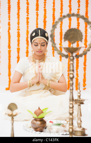 En priant mariée robe traditionnelle d'Inde du Sud Banque D'Images