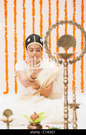 En priant mariée robe traditionnelle d'Inde du Sud Banque D'Images