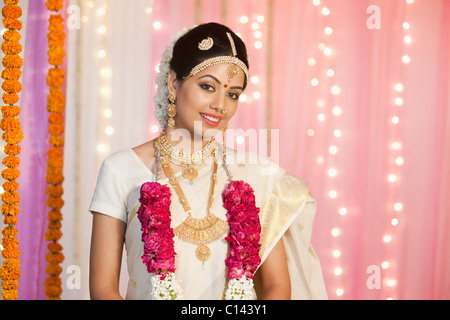 Portrait d'une mariée en robe traditionnelle d'Inde du Sud smiling Banque D'Images
