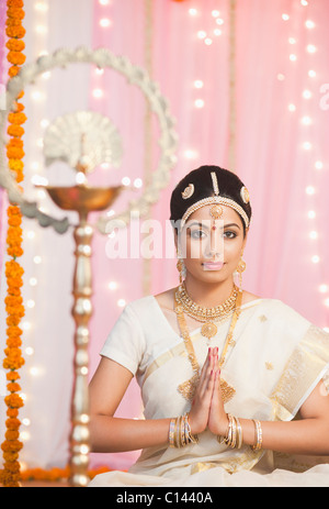 En priant mariée robe traditionnelle d'Inde du Sud Banque D'Images