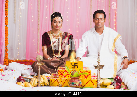 Époux et assis près d'un havan kund au mariage de mariage indien du sud au cours de mandap Banque D'Images