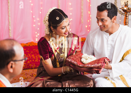 Époux donnant un sari à la mariée à la cérémonie de mariage indien du Sud Banque D'Images