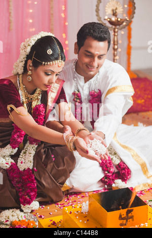 Époux et l'exécution d'une cérémonie religieuse au cours de mariage indien du sud Banque D'Images
