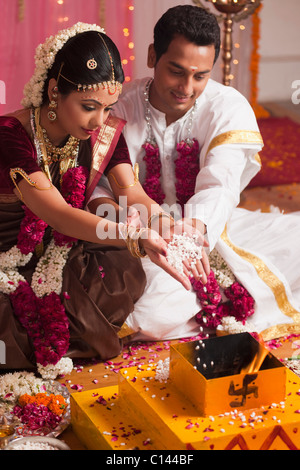 Époux et l'exécution d'une cérémonie religieuse au cours de mariage indien du sud Banque D'Images