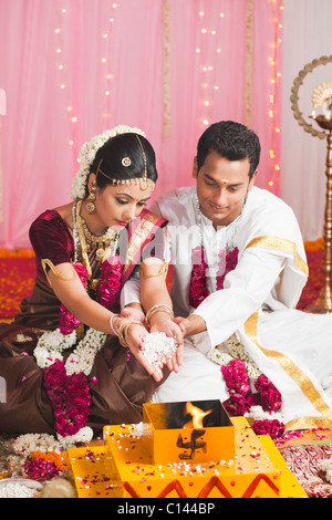 Époux et l'exécution d'une cérémonie religieuse au cours de mariage indien du sud Banque D'Images