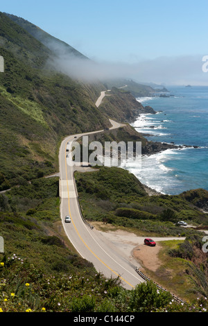 Voitures sur California Highway 1 s'étend le long de la ligne côtière de Big Sur avec vue sur l'océan Pacifique. Banque D'Images
