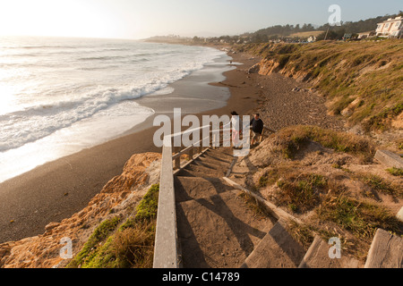 Chemin de promenade le long des falaises surplombant la plage Océan Pacifique à Moonstone Beach dans la région de Cambria, Californie. Banque D'Images