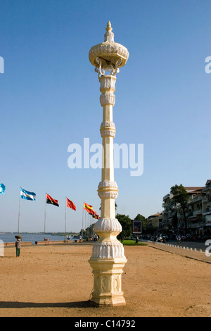 Un groupe international d'indicateurs sont au vent sur la promenade Riverside près du fleuve Mékong à Phnom Penh, Cambodge. Banque D'Images