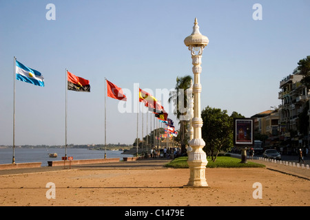 Un groupe international d'indicateurs sont au vent sur la promenade Riverside près du fleuve Mékong à Phnom Penh, Cambodge. Banque D'Images