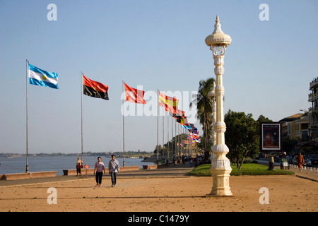 Un groupe international d'indicateurs sont au vent sur la promenade Riverside près du fleuve Mékong à Phnom Penh, Cambodge. Banque D'Images