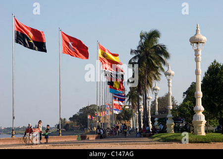 Un groupe international d'indicateurs sont au vent sur la promenade Riverside près du fleuve Mékong à Phnom Penh, Cambodge. Banque D'Images