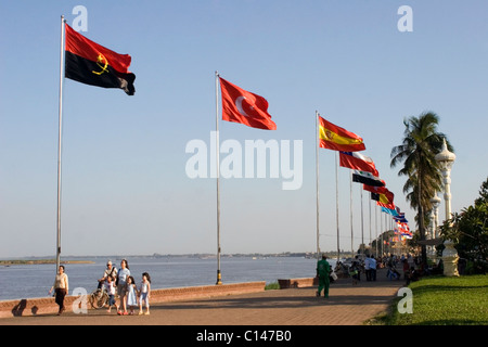 Un groupe international d'indicateurs sont au vent sur la promenade Riverside près du fleuve Mékong à Phnom Penh, Cambodge. Banque D'Images