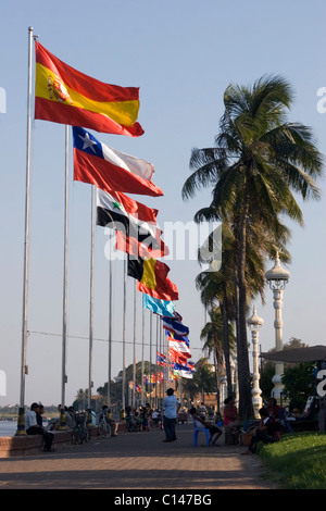 Un groupe international d'indicateurs sont au vent sur la promenade Riverside près du fleuve Mékong à Phnom Penh, Cambodge. Banque D'Images