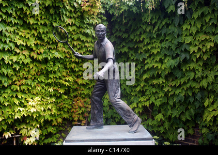 La statue de la légende du tennis Fred Perry dans l'enceinte de Wimbledon, Londres, Angleterre Le lundi 22 juin 2009. Banque D'Images