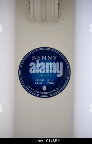 La société bd mort blue plaque marquant un accueil de Benny Hill, comédien dans Queen's Gate, London, England Banque D'Images