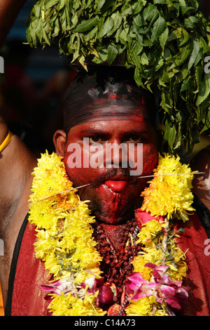 Un dévot en transe au cours de la fête hindoue de Thaipusam le 20 janvier 2011 dans les grottes de Batu, Banque D'Images