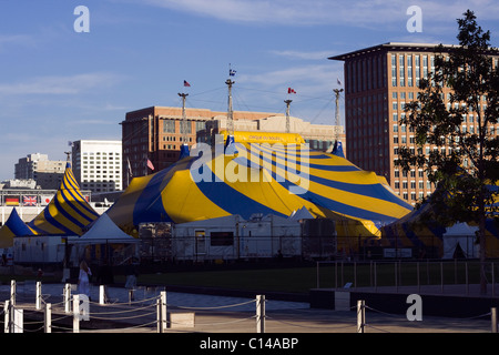 Le Cirque Du Soleil tente à l'Embarcadère de ventilateur à Boston, Massachusetts. Banque D'Images