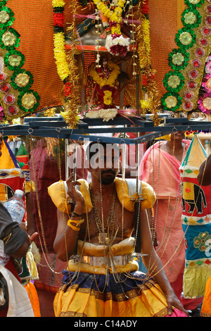 Un Kavadi transporteur prend un repos au cours de la fête hindoue de Thaipusam le 20 janvier 2011 dans les grottes de Batu, la Malaisie. Banque D'Images