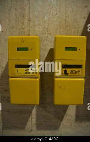 La validation de billets sur machines Messine de la plate-forme de la gare centrale de la ville de Messine Sicile Italie Europe Banque D'Images