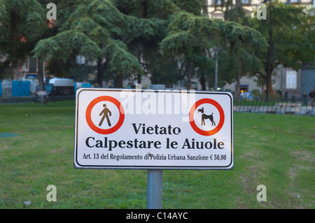 Ne pas marcher sur l'herbe signe à Piazza Municipio square centre de Naples Campanie Italie Europe Banque D'Images