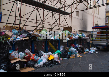 Déchets non ramassés à cause de grève solemaria la vieille ville Naples Campanie Italie Europe Banque D'Images