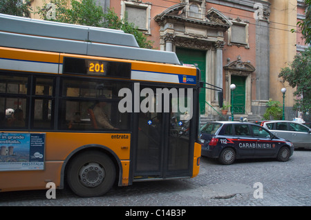 Bus et voiture de police Carabinieri centre de Naples Campanie Italie Europe Banque D'Images