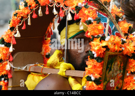 Un petit transporteur Kavadi pendant le festival de Thaipusam le 20 janvier 2011 dans les grottes de Batu, Malaisie Banque D'Images