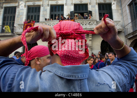 En participant au festival tour de la Catalogne, Espagne bandana de liage Banque D'Images