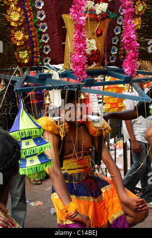 Un Kavadi transporteur prenant un repos pendant le festival de Thaipusam le 20 janvier 2011 dans les grottes de Batu, la Malaisie. Banque D'Images