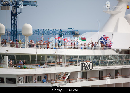 Passagers à bord 'Artémis' agitaient des drapeaux que P&O navire passée dans le Port de Barcelone. Espagne Banque D'Images