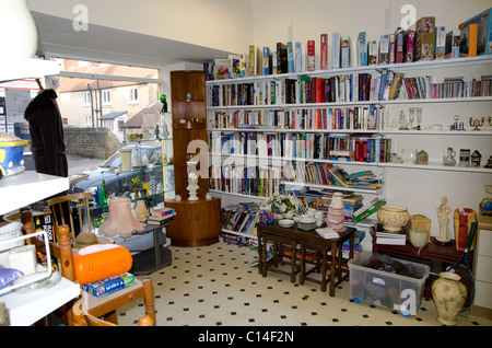 Intérieur d'un magasin de charité Banque D'Images