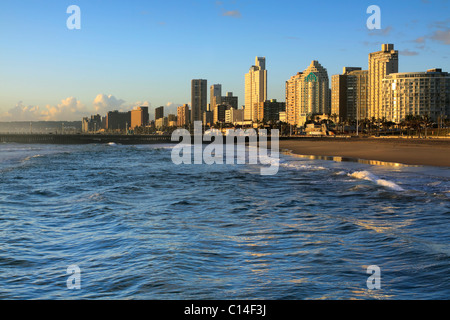 Hôtels et appartements le long du front de mer de Durban, connue sous le nom de Golden Mile. Durban, KwaZulu Natal, Afrique du Sud. Banque D'Images