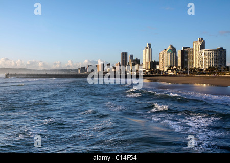 Hôtels et appartements au lever du soleil le long du front de mer de Durban, connue sous le nom de Golden Mile. Durban, KwaZulu Natal, Afrique du Sud. Banque D'Images