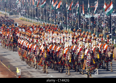 Force de sécurité des frontières (FBS) camel soldats à cheval pendant la parade de la République indienne à New Delhi le 26 janvier 2009. L Banque D'Images