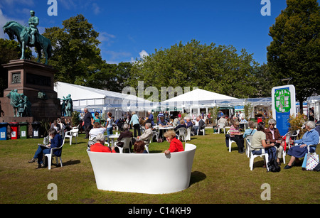 Festival du livre d'Édimbourg, les visiteurs et les touristes à Charlotte Square, l'Albert Memorial, Écosse, Royaume-Uni, Europe Banque D'Images