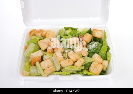 Prêt à manger Caesar Salade de laitue, de fromage et de croûtons en styrofoam emporter fort fond blanc, découpe. Banque D'Images