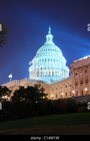 Capitol Hill building at night illuminé par la lumière, Washington DC. Banque D'Images