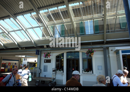 La gare de Wengen en Suisse, sur la ligne Interlaken - Femme Jeune, entre la Kleine Scheidegg à Lauterbrunnen. Banque D'Images