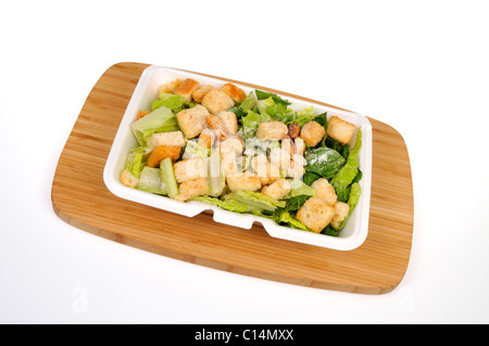 Prêt à manger la salade César avec fromage et croûtons sur fond blanc. Banque D'Images